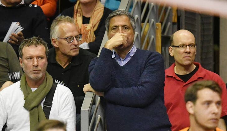 Kaweh Niroomand Manager BRVolleys skeptical among the spectators BR Volleys Berlin Fakel Novy Urengoy Volleyball CEV Champions League 2019 2020, CEV, men, men, men, volleyball, Germany, Germany, Max Schmeling Halle Berlin, 28 1 2020