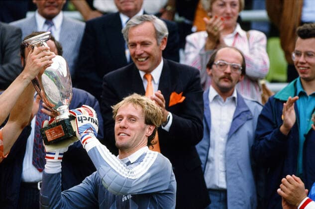UDSSR Netherlands Germany, Munich, 215 06 1988, Football, UEFA Euro 1988 in Germany, Final, UDSSR Netherlands 0 2 Hans van Breukelen Netherlands with the EM Cup