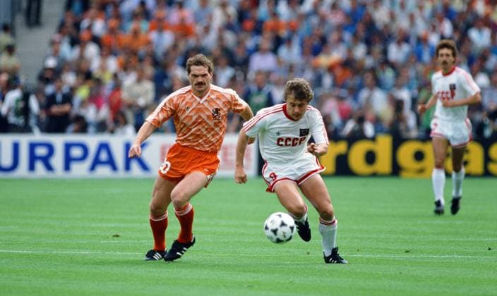 Fußball, EM Finale 1988 in München, Niederlande - Sowjetunion 2:0 UDSSR - Niederlande Deutschland, München, 215.06.1988, Fussball, UEFA EURO, EM, Europameisterschaft,Fussball 1988 in Deutschland, Finale, UDSSR - Niederlande (0:2): v.l. Jan Wouters (Niederlande), Aleksandr Zavarov (UDSSR). *** UDSSR Netherlands Germany, Munich, 215 06 1988, Football, UEFA Euro 1988 in Germany, Final, UDSSR Netherlands 0 2 v l Jan Wouters Netherlands , Aleksandr Zavarov UDSSR