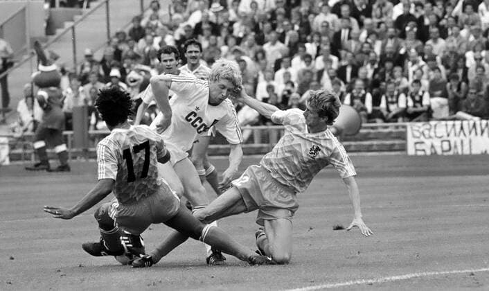 UDSSR Netherlands Germany, Munich, 215 06 1988, Football, UEFA Euro 1988 in Germany, Final, UDSSR Netherlands 0 2 v l Frank Rijkaard Netherlands , Alexej Michailichenko UDSSR , Adrie van Tiggelen Netherlands