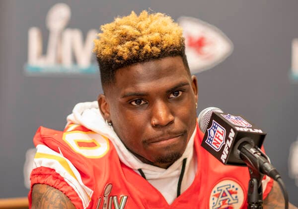 AVENTURA, FL - JANUARY 29: Kansas City Chiefs Wide Receiver Tyreek Hill (10) speaks to the media during the Kansas City Chiefs press conference, PK, Pressekonferenz prior to Super Bowl LIV on January 29, 2020 at the JW Marriott Miami Turnberry Resort & Spa in Aventura, FL. (Photo by Doug Murray Icon Sportswire) NFL, American Football Herren, USA JAN 29 Super Bowl LIV - Chiefs Press Conference Icon796202001270215