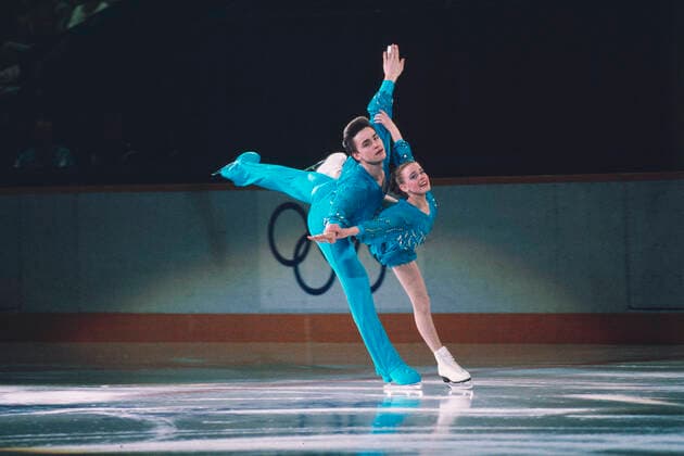 Sergei Michailowitsch Grinkow geb.04.02.1967 in Moskau gest.20.11.1995 in Lake Placid begann im Alter von 5 Jahren beim Klub ZSKA Moskau mit dem Eiskunstlauf als er 14 Jahre alt war wählte sein Trainer die 10jährige Jekaterina Alexandrowna Gordejewa aus um ein Eiskunstlaufpaar zu bilden das war im August 1981 und schon 1985 wurden die beiden Juniorenweltmeister und 1986 auf Anhieb beider ersten Teilnahme an der sowjetischen Meisterschaft Zweite die gleiche Rangfolge ergab sich bei der Europameisterschaft aber bei der Weltmeisterschaft in Genf wurden Gordejewa + Grinkow Weltmeister 1987 wurden Gordeeva+Grinkow wieder Weltmeister im Olympiajahr 1988 wurden sie Europameister (in Abwesenheit von Walowa+Wassilijew) Und in Calgary 88 wurden sie vor Walowa+Wassilijew Olympiasieger bei der WM 1989 wurden Gordejewa+Grinkow wieder Weltmeister und 1990 wurden sie zum 4. und letzten Mal Weltmeister danach beendeten sie ihre Amateurkarriere und wurden 3x Profi-Weltmeister und 1991 heirateten sie 1994 wurden sie reamateurisiert und wurden in Lillehammer zum 2.mal OlympiasiegerDanach erklärten sie sich wieder zu Profis am 20.11.1995 kollabierte Grinkow bei Training in Lake Placid und erlag einem Herzinfarkt er war 28 Gordejewa war 24 die gemeinsame Tochter war 3 Später ergaben Untersuchungen daß Grinkow erblich vorbelastet war für frühe Herzinfarkte die Erkrankung wird heute als Grinkow Risikofaktor bezeichnet Gordeewa schrieb ein Buch My Sergei Ees wurde fürs Fernsehen verfilmt sie zog nach Kalifornien und heiratete den ehemaligen Eiskunstlauf-Oloympiasieger Ilja Kulik *** Sergei Michailowitsch Grinkow born 04 02 1967 in Moscow died 20 11 1995 in Lake Placid started figure skating at the age of 5 years at the club ZSKA Moscow when he was 14 years old his coach chose the 10-year-old Ekaterina Alexandrovna Gordeeva to form a figure skating couple that was in August 1981 and already in 1985 the two became junior world champions and in 1986 both became world champions at the same time. first participation in the Soviet championship second the same ranking was at the European championship but at the world championship in Geneva Gordeeva Grinkow became world champion in 1987 Gordeeva Grinkow became world champion again in the Olympic year 1988 they became European champion in the absence of Walowa Wassilijew And in Calgary 88 they became Olympic champion in front of Walowa Wassilijew at the In 1989 Gordeeva Grinkov became World Champion again and in 1990 they became World Champion for the 4th and last time. After that they ended their amateur career and became 3 times professional World Champion and in 1991 they got married. In 1994 they were amateurized and became Olympic Champion twice in Lillehammer. succumbed to a heart attack he was 28 Gordeeva was 24 their daughter was 3 Later research showed that Grinkov was hereditary predisposed to early heart attacks the disease is now known as Grinkov risk factor Gordeeva wrote a book My Sergei Ees was filmed for television she moved to California and married former figure skating Olympic champion Ilya Kulik