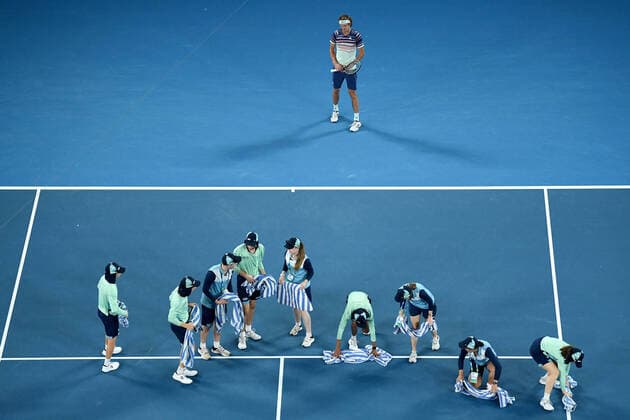 Bilder des Jahres 2020, Sport 01 Januar Sport Themen der Woche KW05 Sport Bilder des Tages AUSTRALIAN OPEN DAY 12, Ballkids dry the court as Alexander Zverev of Germany looks on during the men s singles semi final against Dominic Thiem of Austria on day 12 of the Australian Open tennis tournament at Rod Laver Arena in Melbourne, Friday, January 31, 2020. ( NO ARCHIVING, EDITORIAL USE ONLY, NO USE IN BOOKS WITHOUT CONSENT MELBOURNE VIC AUSTRALIA  Copyright: xLUKASxCOCHx 20200131001445882492