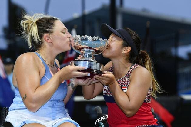 Sport Bilder des Tages Tennis: Australian Open Jordanne Whiley (L) of the United Kingdom and Japan s Yui Kamiji celebrate their wheelchair doubles title at the Australian Open tennis tournament in Melbourne on Jan. 31, 2020. 