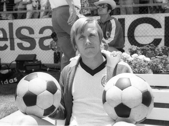 Weltmeisterschaft 1970 in Mexiko: Deutschland - Bulgarien 5:2 07.06.1970 in Leon. Sigi Held mit Bällen. *** World Championship 1970 in Mexico Germany Bulgaria 5 2 07 06 1970 in Leon Sigi Held with balls HM