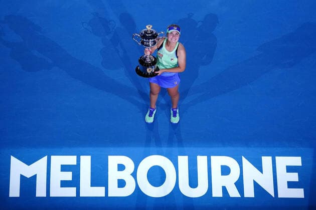 2020 Bilder des Jahres, Sport 02 Februar Sport Themen der Woche KW05 AUSTRALIAN OPEN DAY 13, Sofia Kenin of the USA poses with the Daphne Ackhurst Memorial Cup after winning the women s singles final against Garbine Muguruza of Spain on day 13 of the Australian Open tennis tournament at Rod Laver Arena in Melbourne, Saturday, February 1, 2020. ( NO ARCHIVING, EDITORIAL USE ONLY, NO USE IN BOOKS WITHOUT CONSENT MELBOURNE VIC AUSTRALIA  Copyright: xDAVExHUNTx 20200201001446097424