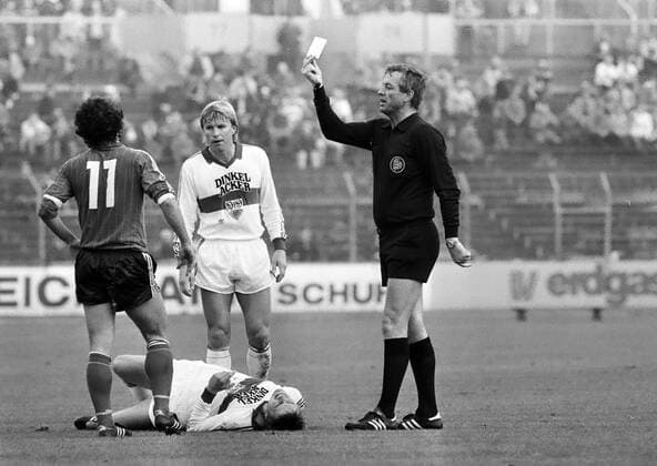 VfB Stuttgart 1 FC Nürnberg Deutschland, Stuttgart, 15 11 1983, Football, Bundesliga, Season 1983 1984, VfB Stuttgart 1 FC Nürnberg 7 0 v l Herbert Heidenreich 1 FC Nürnberg , Peter Reichert, Bernd Förster both VfB Stuttgart , Dieter Pauly Referee