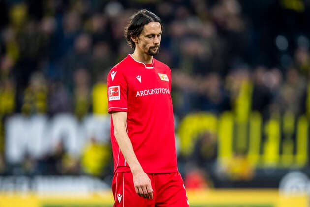 Fußball: 1. Bundesliga, Saison 2019 2020, 20. Spieltag, Borussia Dortmund - Union Berlin am 01.02.2020 im Signal Iduna Park in Dortmund (Nordrhein-Westfalen). Berlins Neven Subotic (l.) geht nach dem Schlusspfiff enttäuscht zu den Fans. DFL REGULATIONS PROHIBIT ANY USE OF PHOTOGRAPHS AS IMAGE SEQUENCES AND OR QUASI-VIDEO. *** Football 1 Bundesliga, season 2019 2020, 20 matchday, Borussia Dortmund Union Berlin on 01 02 2020 at Signal Iduna Park in Dortmund North Rhine-Westphalia Berlin Neven Subotic l goes disappointed after the final whistle to the fans DFL REGULATIONS PROHIBIT ANY USE OF PHOTOGRAPHS AS IMAGE SEQUENCES AND OR QUASI VIDEO Copyright: xInderlied Kirchner-Mediax