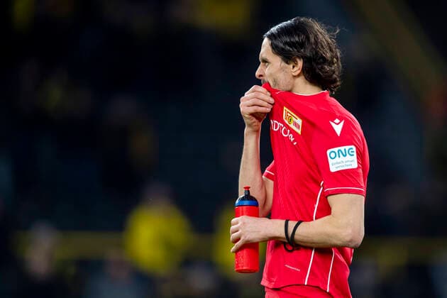 Fußball: 1. Bundesliga, Saison 2019 2020, 20. Spieltag, Borussia Dortmund - Union Berlin am 01.02.2020 im Signal Iduna Park in Dortmund (Nordrhein-Westfalen). Berlins Neven Subotic geht zu den Fans. DFL REGULATIONS PROHIBIT ANY USE OF PHOTOGRAPHS AS IMAGE SEQUENCES AND OR QUASI-VIDEO. *** Football 1 Bundesliga, season 2019 2020, 20 matchday, Borussia Dortmund Union Berlin on 01 02 2020 at Signal Iduna Park in Dortmund North Rhine-Westphalia Berlin Neven Subotic goes to the fans DFL REGULATIONS PROHIBIT ANY USE OF PHOTOGRAPHS AS IMAGE SEQUENCES AND OR QUASI VIDEO Copyright: xInderlied Kirchner-Mediax
