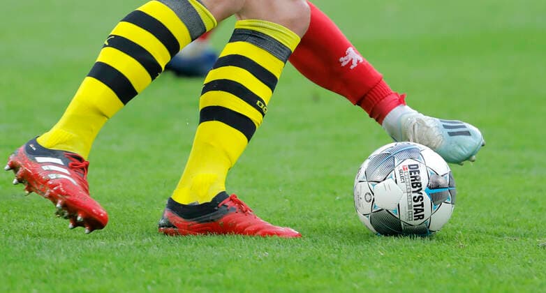 Dortmund, Signal Iduna Park, 01.02.20: Symbolbild, Fussball, Zweikampf, im Spiel der 1. Bundesliga zwischen Borussia Dortmund vs. Union Berlin in der Saison 2019 2020. DFL regulations prohibit any use of photographs as image sequences and or quasi-video. *** Dortmund, Signal Iduna Park, 01 02 20 Symbol image, soccer, duel, in the match of the 1 Bundesliga between Borussia Dortmund vs. Union Berlin in the season 2019 2020 DFL regulations prohibit any use of photographs as image sequences and or quasi video