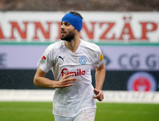 Karlsruher SC Holstein Kiel Germany, Karlsruhe, 01 02 2020, Football, 2 Bundesliga, Season 2019 2020, Karlsruher SC Holstein Kiel 0 2 Stefan Thesker Holstein Kiel , DFL DFB REGULATIONS PROHIBIT ANY USE OF PHOTOGRAPHS AS IMAGE AND OR QUASI VIDEO
