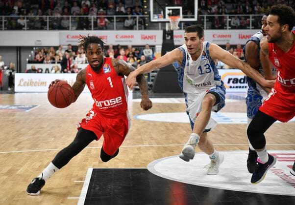 2020 Bilder des Jahres, Sport 02 Februar Sport Themen der Woche KW05 Sport Bilder des Tages BAMBERG 02.02.2020 --- Basketball ---- easycredit 1. Basketball Bundesliga ---- 18. Spieltag: Brose Bamberg vs Fraport Skyliners Frankfurt --- Paris Lee (1, Brose Bamberg) gegen Daniel Schmidt (13, Skyliners Frankfurt) --- Foto: Hans-Martin Issler ---- Brose Bamberg vs Skyliners Frankfurt
