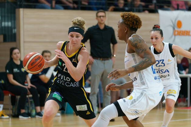 02 02 2020, xeszx, Basketball Damen 1 Bundesliga Damen, Gisa Lions SV Halle TV Saarlouis Royals emspor, v l Alison Gorrell Saarlouis, 23 , Christin Mercer Halle, 25 , Snezana Aleksic Halle, 23 Halle