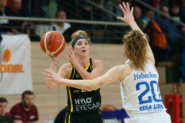 02 02 2020, xeszx, Basketball Women 1 Bundesliga Women, Gisa Lions SV Halle TV Saarlouis Royals emspor, v l Alison Gorrell Saarlouis, 23 , Elisa Hebecker Halle, 20 Halle