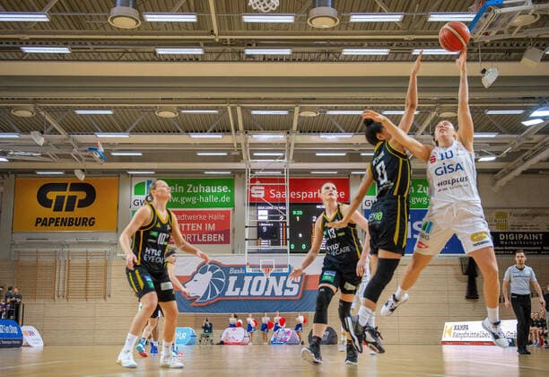 Barbora Kasparkova 10, GISA Lions SV Halle under the basket against CHERISE BEYNON Saarlouis GISA Lions SV Halle vs inexio Royals Saarlouis Basketball 1 Bundesliga ERDGAS Sportarena Halle Saale 02 02 2020 Photo Holger John Sachsen Anhalt Germany