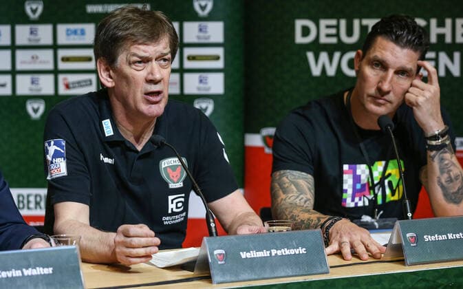 02 02 2020, Handball, 1 Bundesliga, 21 Matchday, Füchse Berlin HBW Balingen Weilstetten, Max Schmeling Halle Berlin coach Velimir Petkovic l speaks in the press conference after the game next to sports director Stefan Kretzschmar Fuechse Berlin HBW Balingen Weilstetten