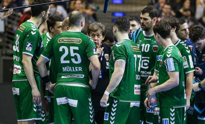 02 02 2020, Handball, 1 Bundesliga, 21 Matchday, Füchse Berlin HBW Balingen Weilstetten, Max Schmeling Halle Berlins coach Velimir Petkovic talks to his team during the time-out Fuechse Berlin HBW Balingen Weilstetten