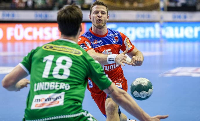 02 02 2020, Handball, 1 Bundesliga, 21 Matchday, Füchse Berlin HBW Balingen Weilstetten, Max Schmeling Halle Martin Strobel r of HBW Balingen throws the ball on goal past Berlins Hans Lindberg l Fuechse Berlin HBW Balingen Weilstetten