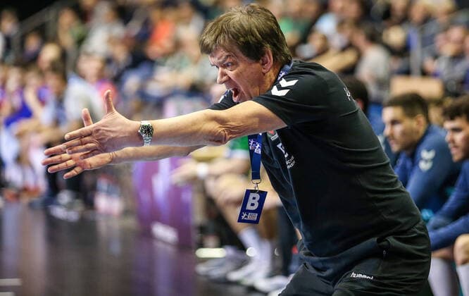 02 02 2020, Handball, 1 Bundesliga, 21 Matchday, Füchse Berlin HBW Balingen Weilstetten, Max Schmeling Halle Berlins coach Velimir Petkovic stands screaming on the edge of the field Fuechse Berlin HBW Balingen Weilstetten
