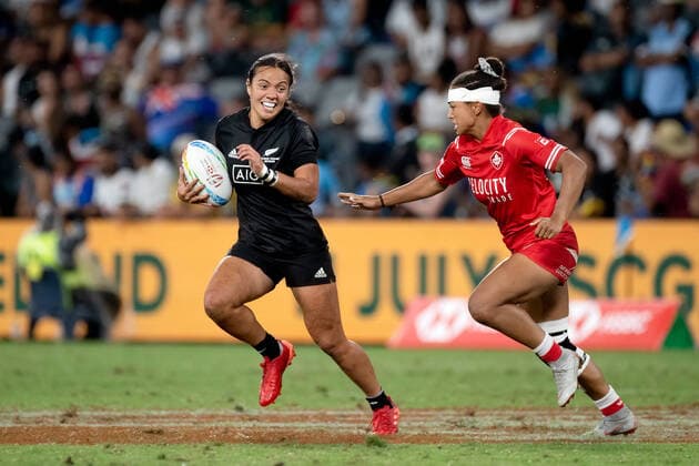 PARRAMATTA, NSW - FEBRUARY 02: Stacey Fluhler of New Zealand tries to break a tackle during the Cup Final, Match 26 between New Zealand and Canada the HSBC Women s Sydney Sevens Rugby on February 02, 2020 at Bankwest Stadium in Sydney, Australia. (Photo by Speed Media Icon Sportswire) RUGBY: FEB 02 Women s Sydney Sevens Icon2002023718
