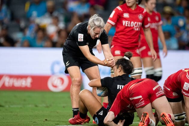 PARRAMATTA, NSW - FEBRUARY 02: Kelly Brazier of New Zealand helps up Theresa Fitzpatrick during the Cup Final, Match 26 between New Zealand and Canada the HSBC Women s Sydney Sevens Rugby on February 02, 2020 at Bankwest Stadium in Sydney, Australia. (Photo by Speed Media Icon Sportswire) RUGBY: FEB 02 Women s Sydney Sevens Icon2002023797