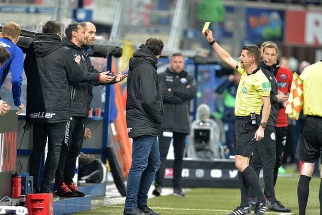 02 02 2020 pmk NC105075 Football Men Bundesliga Season 2019 2020 SC Paderborn 07 VfL Wolfsburg Yellow Card SOUZA Danilo Fernando Evangelista SDC SOUZA CO Coach Patrick ITTRICH Referee