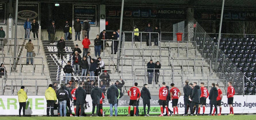 03 02 2020, xmohx, Soccer 3 League, SG Sonnenhof Grossaspach Wuerzburger Kickers emspor, v l After the game the players of SG Sonnenhof Großaspach had to go to the fans for a report to the fence DFL DFB REGULATIONS PROHIBIT ANY USE OF PHOTOGRAPHS as IMAGE SEQUENCES and or QUASI VIDEO Aspach
