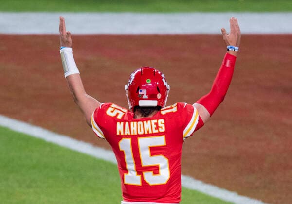 MIAMI GARDENS, FL - FEBRUARY 02: Kansas City Chiefs Quarterback Patrick Mahomes (15) signals a touchdown during the NFL, American Football Herren, USA Super Bowl LIV game between the Kansas City Chiefs and the San Francisco 49ers at the Hard Rock Stadium in Miami Gardens, FL on February 2, 2020. (Photo by Doug Murray Icon Sportswire) NFL: FEB 02 Super Bowl LIV - Chiefs v 49ers Icon796202002020349