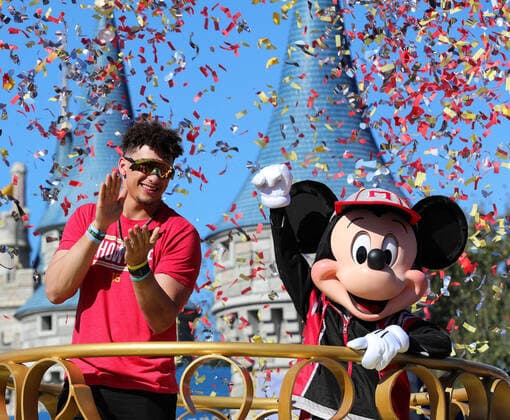Sport Bilder des Tages February 3, 2020, Lake Buena Vista, FL, USA: Under a shower of confetti, Kansas City Chiefs Super Bowl MVP quarterback PATRICK MAHOMES responds to cheering fans with Mickey Mouse during a parade in the team s honor at the Magic Kingdom at Walt Disney World, in Lake Buena Vista, Fla., Monday. Super Bowl MVP Patrick Mahomes at Disney World - ZUMAm67_ 20200203_zaf_m67_006 Copyright: xJoexBurbankx