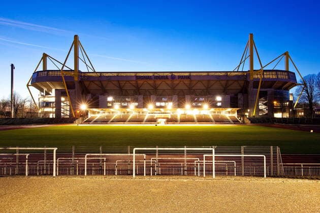 Stadion Rote Erde vor dem Signal-Iduna-Park von Borussia Dortmund am Abend, Deutschland, Nordrhein-Westfalen, Ruhrgebiet, Dortmund Stadion Rote Erde and Signal Iduna Park football stadium in the evening, Germany, North Rhine-Westphalia, Ruhr Area, Dortmund BLWS604415.jpg