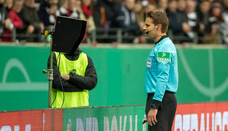 Germany, Frankfurt Main, Commerzbank Arena, 04 02 2020, emspor, emonline, despor, deonline, Eintracht Frankfurt RB Leipzig, Football, DFB Pokal Bild v l Referee Dr Felix Brych decides after video evidence, video assist, video evidence, TV evidence on eleven DFL REGULATIONS PROHIBIT ANY USE OF PHOTOGRAPHS AS IMAGE SEQUENCES AND OR QUASI VIDEO Copyright: HMBxMedia xHeikoxBecker