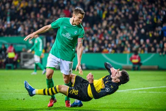 04 02 2020, xkvx, Fussball DFB Pokal 1 8 Finale, SV Werder Bremen Borussia Dortmund emspor, v l Rangelei Zweikampf Niklas Moisander SV Werder Bremen , Giovanni Reyna BVB Borussia Dortmund DFL DFB REGULATIONS PROHIBIT ANY USE OF PHOTOGRAPHS as IMAGE SEQUENCES and or QUASI VIDEO Bremen