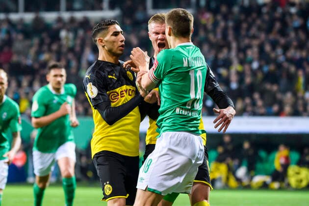 2020 Bilder des Jahres, Sport 02 Februar 04.02.2020, xkvx, Fussball DFB Pokal 1 8 Finale, SV Werder Bremen - Borussia Dortmund emspor, v.l. Rangelei Zweikampf Achraf Hakimi (BVB Borussia Dortmund), Erling Haland Haaland (BVB Borussia Dortmund), Niklas Moisander (SV Werder Bremen) (DFL DFB REGULATIONS PROHIBIT ANY USE OF PHOTOGRAPHS as IMAGE SEQUENCES and or QUASI-VIDEO) Bremen *** 04 02 2020, xkvx, Fussball DFB Pokal 1 8 Finale, SV Werder Bremen Borussia Dortmund emspor, v l Rangelei Zweikampf Achraf Hakimi BVB Borussia Dortmund , Erling Haland Haaland BVB Borussia Dortmund , Niklas Moisander SV Werder Bremen DFL DFB REGULATIONS PROHIBIT ANY USE OF PHOTOGRAPHS as IMAGE SEQUENCES and or QUASI VIDEO Bremen
