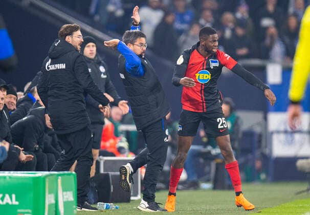 2020 Bilder des Jahres, Sport 02 Februar Fußball, DFB Pokal, Saison 2019 2020, Achtelfinale, FC Schalke 04 - Hertha BSC Berlin am 04.02.2020 an der Veltins Arena in Gelsenkirchen (Nordrhein-Westfalen). Jordan TORUNARIGHA, Hertha BSC Berlin, David WAGNER, Trainer, FC Schalke 04, geraten aneinander, DFB REGULATIONS PROHIBIT ANY USE OF PHOTOGRAPHS AS IMAGE SEQUENCES AND OR QUASI-VIDEO. *** Football, DFB Pokal, 2019 2020 season, Round of 16, FC Schalke 04 Hertha BSC Berlin on 04 02 2020 at the Veltins Arena in Gelsenkirchen North Rhine-Westphalia Jordan TORUNARIGHA, Hertha BSC Berlin, David WAGNER, Coach, FC Schalke 04, clash, DFB REGULATIONS PROHIBIT ANY USE OF PHOTOGRAPHS AS IMAGE SEQUENCES AND OR QUASI VIDEO Copyright: xNeundorf Kirchner-Mediax
