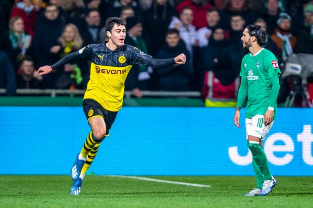 Football, DFB Pokal, Season 2019 2020, Round of 16, Werder Bremen Borussia Dortmund on 04 02 2020 at the Weserstadion in Bremen Dortmunds Giovanni Reyna l cheers after his goal for 3 2, right Bremens Leonardo Bittencourt DFB REGULATIONS PROHIBIT ANY USE OF PHOTOGRAPHS AS IMAGE SEQUENCES AND OR QUASI VIDEO Copyright: xInderlied Kirchner-Mediax