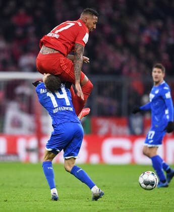 2020 Bilder des Jahres, Sport 02 Februar Sport Bilder des Tages FUSSBALL DFB POKAL ACHTELFINALE SAISON 2019 2020 FC Bayern Muenchen - TSG 1899 Hoffenheim 05.02.2020 Jerome Boateng (oben, FC Bayern Muenchen) prallt mit Christoph Baumgartner (unte, TSG 1899 Hoffenheim) zusammen *** FOOTBALL DFB POKAL EIGH-FINAL SEASON 2019 2020 FC Bayern Muenchen TSG 1899 Hoffenheim 05 02 2020 Jerome Boateng up, FC Bayern Muenchen clashes with Christoph Baumgartner down, TSG 1899 Hoffenheim