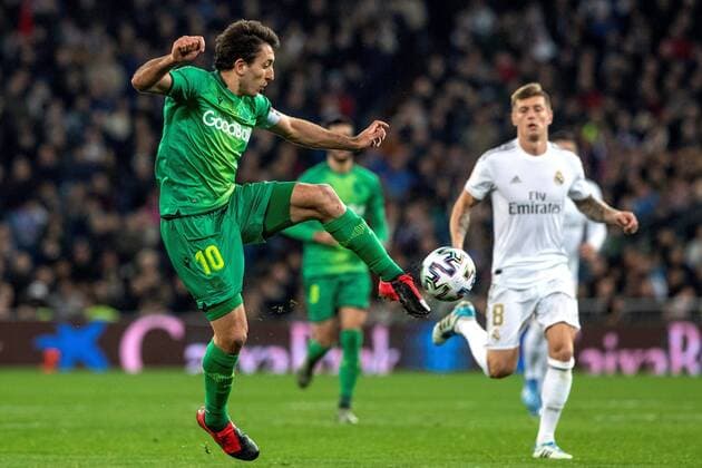 Real Sociedad s striker Mikel Oyarzabal (L) in actionduring the Spanish King s Cup quarters final between Real Madrid and Real Sociedad at Santiago Bernabeu stadium in Madrid, Spain, 06 February 2020. Real Madrid - Real Sociedad !ACHTUNG: NUR REDAKTIONELLE NUTZUNG!  Copyright: xRodrigoxJimenezx GRAF5989 20200206-637166186908665041