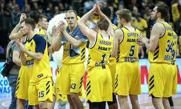 Berlin, 06 02 2020, Basketball Euroleague, ALBA Berlin Real Madrid, Main Round, 24 Matchday, Mercedes Benz Arena ALBAs Martin Hermannsson l r , Luke Sikma, Makai Mason, Niels Giffey and Tyler Cavanaugh thank the fans Euroleague ALBA Berlin Real Madrid disappointed after the game