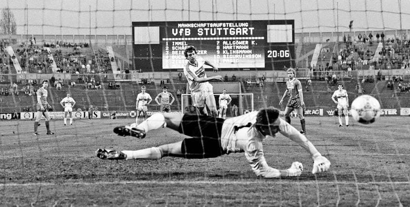VfB Stuttgart 1 FC Köln Deutschland, Stuttgart, 15 04 1987, Football, Bundesliga, Season 1986 1987, 25 Matchday, VfB Stuttgart 1 FC Köln 5 1 Karl Allgöwer VfB Stuttgart meets penalty for the 1 0 against Bodo Illgner 1 FC Köln