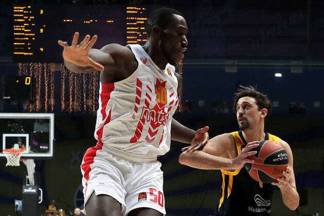 MOSCOW REGION, FEBRUARY 7, 2020: Crvena Zvezda Belgrade s Michael Ojo (L) and Khimki Moscow Region s Alexei Shved in action in the 2019 20 Euroleague Regular Season Round 24 basketball match between Khimki Moscow Region and Crvena Zvezda Belgrade at Mytishchi Arena. Gavriil Grigorov TASS  TS0CD7B8