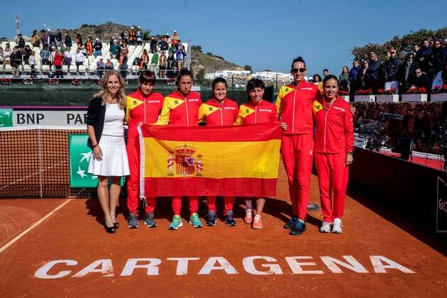FedCup Spanish team members celebrate together with former tennis player Arantxa Sanchez Vicario (L) their qualification for final round after defeating Japan in their FedCup Qualifiers round s matches at La Manga tennis club, in Murcia, southeastern Spain, 08 February 2020. The FedCup round runs from 7 to 8 February. Spain vs. Japan !ACHTUNG: NUR REDAKTIONELLE NUTZUNG!  Copyright: xMarcialxGuillénx GRAF6916 20200208-637167718863095066