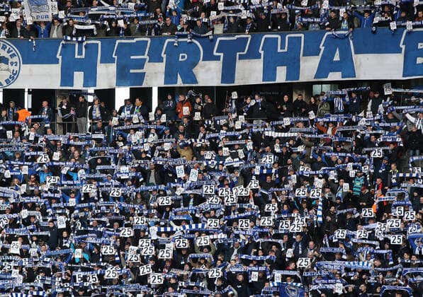 2020 Bilder des Jahres, Sport 02 Februar Sport Bilder des Tages Fans mit Schildern Nr.25 für Jordan Torunarigha Fußball Fussball DFL Bundesliga Herren Saison 2019 2020 08.02.2020 Hertha BSC Berlin vs. 1.FSV Mainz 05 DFL regulations prohibit any use of photographs as image sequences and or quasi-video. *** Fans with Shields No. 25 for Jordan Torunarigha Sport Football Football DFL Bundesliga Men Season 2019 2020 08 02 2020 Hertha BSC Berlin vs 1 FSV Mainz 05 DFL regulations prohibit any use of photographs as image sequences and or quasi video