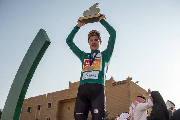 2020 Bilder des Jahres, Sport 02 Februar Sport Bilder des Tages Phil Bauhaus (GER - Bahrain-McLaren) gewinnt die 5.Etappe vor Nacer Bouhanni (FRA - Team Arkea-Samsic) und sichert sich durch die Zeitbonifikation den Gesamterfolg bei der 1. Saudi-Tour 2020 - hier bekommt er den Siegerpokal und kann sich auf dem Podium feiern lassen - Podium - Siegerehrung - Ehrung - Auszeichnung - Zeremonie - Zelebrierung - Ceremony - Jubel - Freude - Luck - Emotion - Emotionen - Mimik - Mimic - Gestik - Gestic - Querformat - quer - horizontal - Event Veranstaltung: 1. Saudi Tour - 5.Etappe Stage 5: Princess Nourah University nach to Al Masmak Riyadh 144.0 km - Ort Location: Al Masmak Riyadh - Region: Riyadh Riad - Land Country: Saudi Arabia - Saudi Arabien - Datum Date: 08.02.2020 *** Phil Bauhaus GER Bahrain McLaren wins the 5 stage ahead of Nacer Bouhanni FRA Team Arkea Samsic and secures the overall success at the 1 Saudi Tour 2020 by time bonification here he gets the winners cup and can be celebrated on the podium Podium Award Ceremony Award Ceremony Celebration Ceremony Joy Luck Emotion Emotion Mimic Mimic Gesture Gestic Landscape Landscape horizontal Event Event Event 1 Saudi Tour 5 Stage Stage 5 Princess Nourah University to to Al Masmak Riyadh 144 0 km Location Location Al Masmak Riyadh Region Riyadh Riyadh Country Country Saudi Arabia Saudi Arabia Date Date 08 02 2020 Stiehl Photography