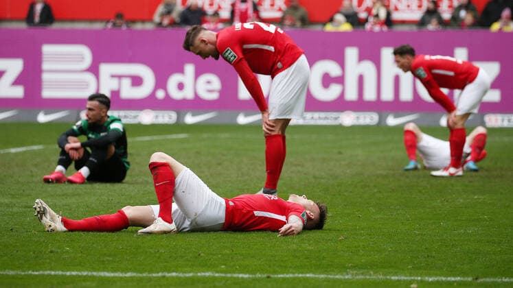 2020 Bilder des Jahres, Sport 02 Februar Sport Bilder des Tages 1-1 Endstand, Frust beim FCK, Fussball, 3. Liga: 1. FC Kaiserslautern - Preußen Münster, 23. Spieltag am 08.02.2020, Saison 2019 20 im Fritz Walter Stadion Kaiserslautern, ZmdZ, ** Gemäß den Vorgaben der DFB 3. Liga ist es untersagt, in dem Stadion und oder vom Spiel angefertigte Fotoaufnahmen in Form von Sequenzbildern und oder videoähnlichen Fotostrecken zu verwerten bzw. verwerten zu lassen. DFB 3. Liga regulations prohibit any use of photographs as image sequences and or quasi-video. ** 1. FC Kaiserslautern - Preußen Münster *** 1 1 Final score, frustration at FCK, soccer, 3 league 1 FC Kaiserslautern Preußen Münster, 23 matchday on 08 02 2020, season 2019 20 at Fritz Walter Stadium Kaiserslautern, ZmdZ, According to the rules of the DFB 3 League it is prohibited to use or have used in the stadium and or the match photographs taken in the form of sequence images and or video-like photo sequences DFB 3 Liga regulations prohibit any use of photographs as image sequences and or quasi video 1 FC Kaiserslautern Preußen Münster