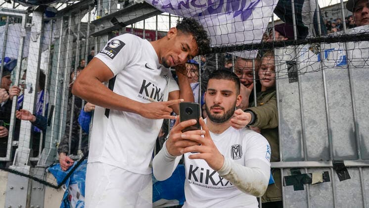 08 02 2020, MDCC Arena, Magdeburg, GER, 3 League 23 Matchday, 1 FC Magdeburg vs SV Meppen, 0 2 Goalscorer Deniz Undav SV Meppen 9 and Yannick Osee SV Meppen 4 at Selfie with fans after the away win, DFL REGULATIONS PROHIBIT ANY USE OF PHOTOGRAPHS AS IMAGE SEQUENCES AND OR QUASI VIDEO Magdeburg Sachsen Anhalt Germany MDCC Arena