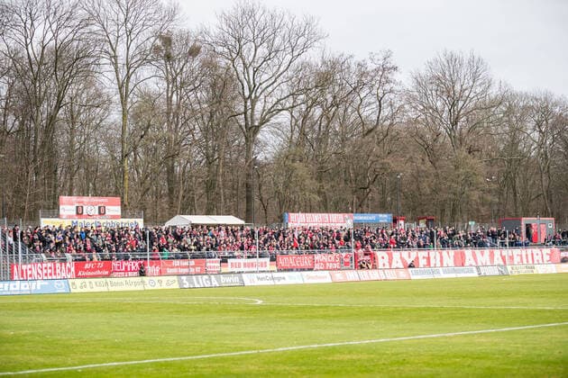 3 Soccer Bundesliga Viktoria Koeln FC Bayern Muenchen II, 08 02 2020 The guest curve with the fans of FC Bayern Muenchen II, 3 Soccer Bundesliga, Viktoria Koeln FC Bayern Muenchen II, Koeln, Sportpark Hoehenberg DFL REGULATIONS PROHIBIT ANY USE OF PHOTOGRAPHS AS IMAGE SEQUENCES AND OR QUASI VIDEO Copyright: xBEAUTIFULxSPORTS Wunderlx