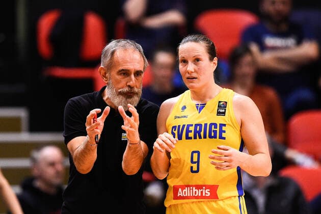 200208 Marco Crespi, head coach and Elin Eldebrink of Sweden during the FIBA womens Olympic qualifying basketball match between Sweden and Canada on February 8, 2020 in Ostend, Belgium Photo Robin Van Gansen Bildbyran bbeng basketball basketball women women euro olympic qualifier qualification os qual qual sweden canada,  Copyright: RobinxVanxGansen BB200208ZD017