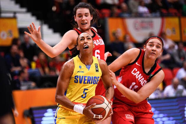 200208 Kalis Loyd of Sweden against Bridget Carleton and Natalie Achonwa of Canada during the FIBA womens Olympic qualifying basketball match between Sweden and Canada on February 8, 2020 in Oostende, Belgium Photo Robin Van Gansen Bildbyran bbeng basket basketball dam women kvinner euro olympic qualifier qualification os kval kval sverige kanada,  Copyright: RobinxVanxGansen BB200208ZI016