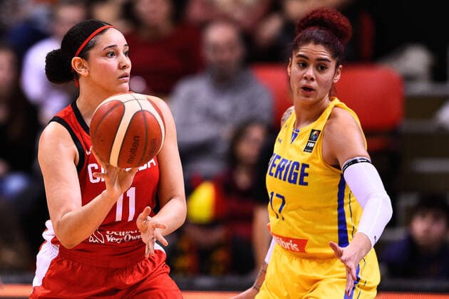 200208 Natalie Achonwa of Canada and Amanda Zahui of Sweden during the FIBA womens Olympic qualifying basketball match between Sweden and Canada on February 8, 2020 in Oostende, Belgium Photo Robin Van Gansen Bildbyran bbeng basket basketball dam women kvinner euro olympic qualifier qualification os kval kval sverige kanada,  Copyright: RobinxVanxGansen BB200208ZI018
