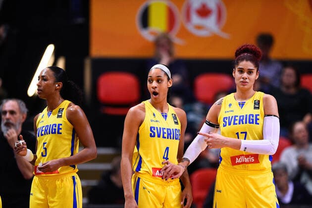 200208 Kalis Loyd, Nathalie Fontaine and Amanda Zahui of Sweden looks dejected during the FIBA womens Olympic qualifying basketball match between Sweden and Canada on February 8, 2020 in Oostende, Belgium Photo Robin Van Gansen Bildbyran bbeng basket basketball dam women kvinner euro olympic qualifier qualification os kval kval sverige kanada depp,  Copyright: RobinxVanxGansen BB200208ZR017